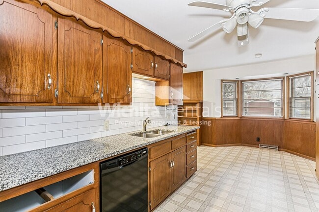 Building Photo - Large 3 bedroom , 2 bath home