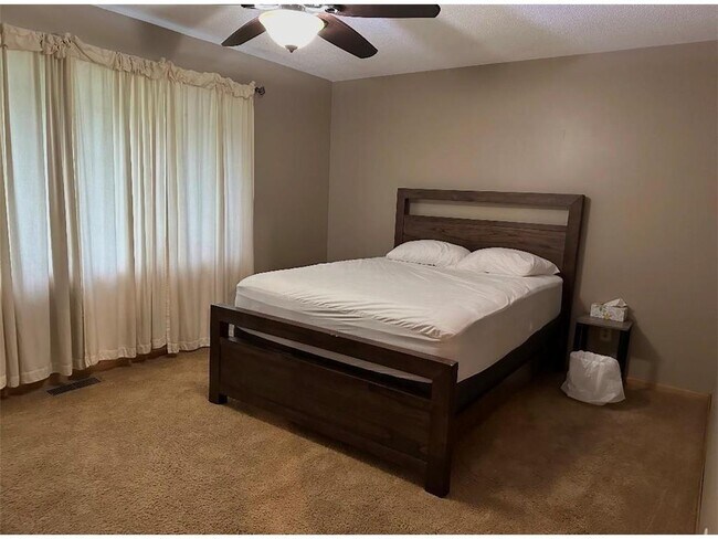 Building Photo - 1657 Helena Rd N