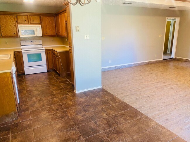 Building Photo - 3 bed 2 bath 2 car garage! Self Showing