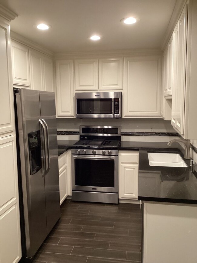 Building Photo - Updated Knollwood Meadows Two Story Condo ...