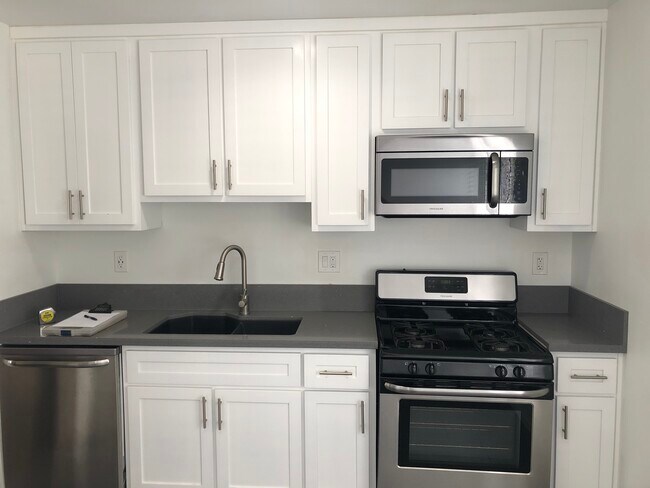 Building Photo - 1275 E 2nd St