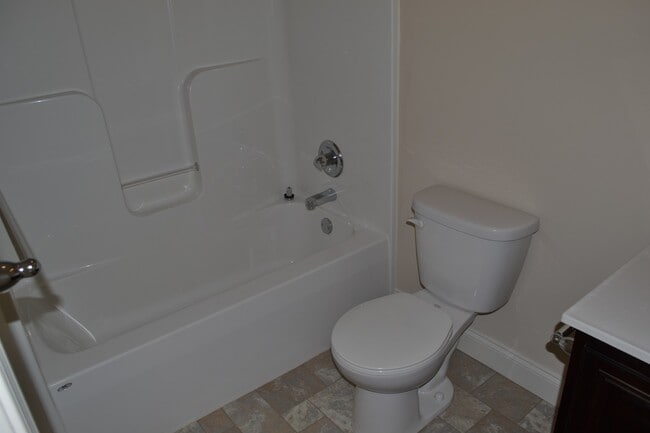 Building Photo - Beautiful Bi-level  Home w/ 2 car Garage and Central AC. One Pet OK!