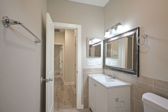 Building Photo - 772 Vista Pkwy