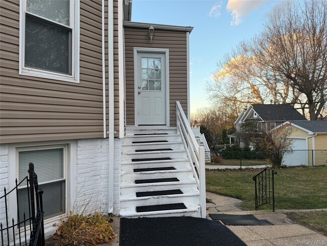 Building Photo - 75 Anstice St