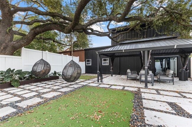 Building Photo - 315 W 9th St