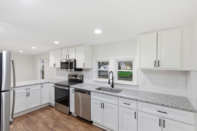 Building Photo - Fully Updated 2-Bed with Modern Finishes