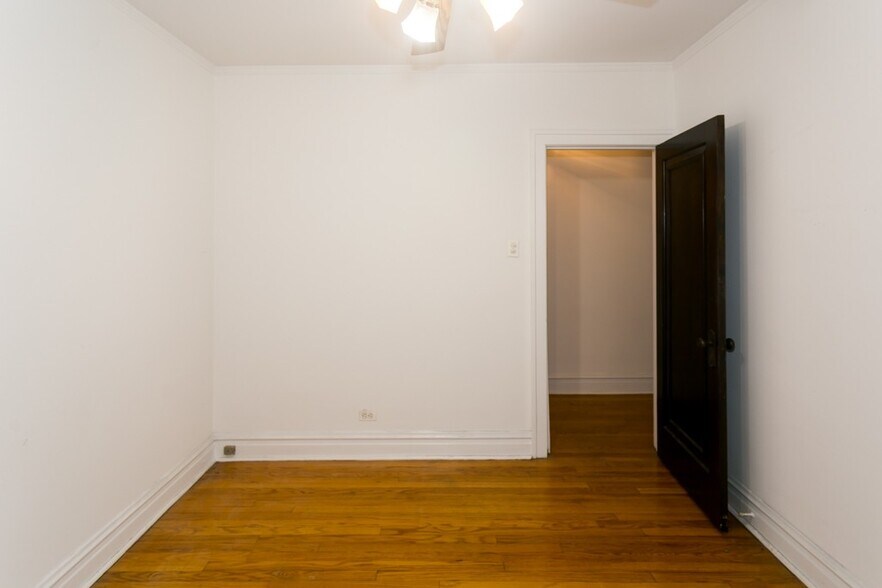 Building Photo - 1913 W Larchmont Ave