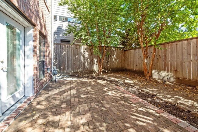 Building Photo - 1231 W Pierce St