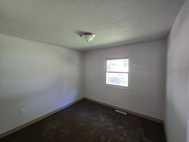 Building Photo - Charming 3 bed 1 bath house with large yard!
