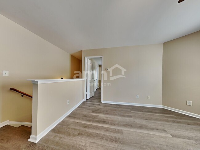 Building Photo - 533 Wrayhill Dr