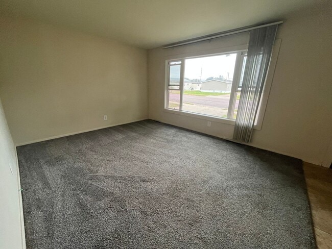 Building Photo - 3 Bed/1 Bath with Bonus Room and Fully Fenced in Yard!