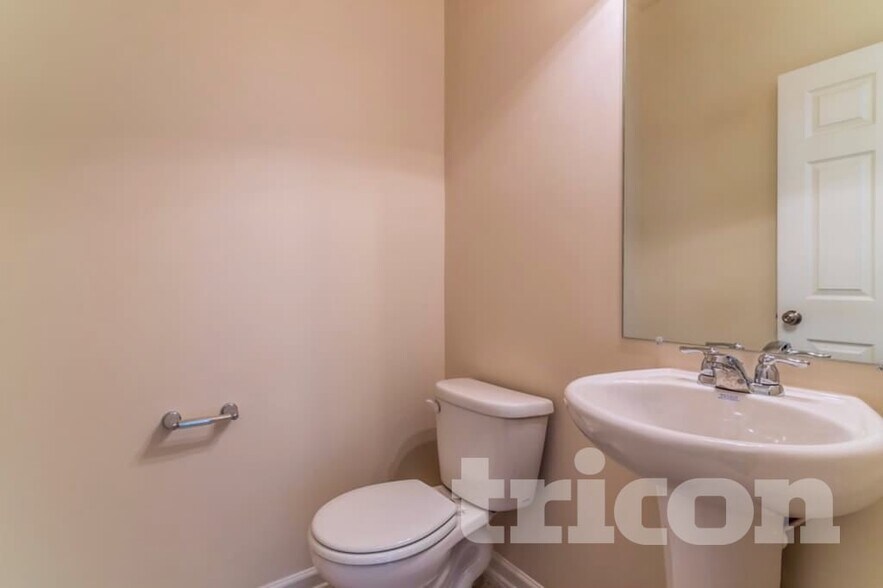 Building Photo - 1040 Merrick Rd