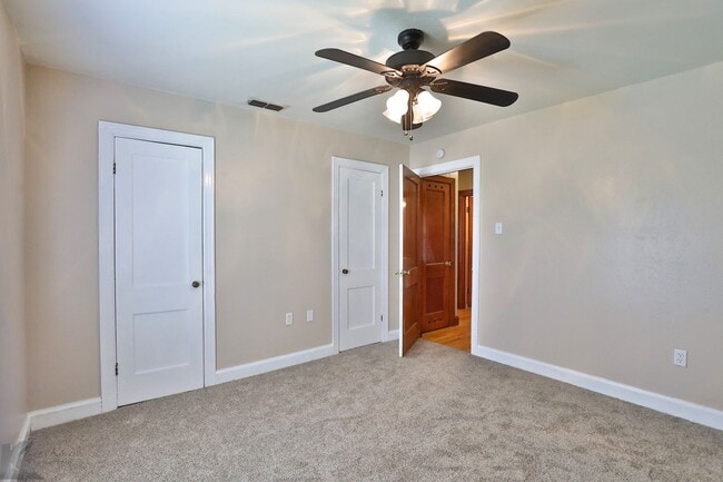 Building Photo - 3 bed 2 bath 2 car carport home in south A...