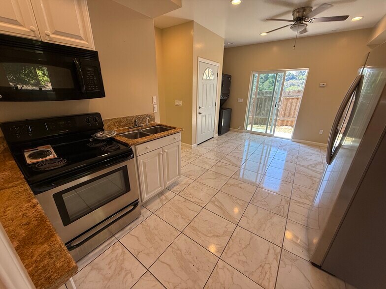 Building Photo - 4932 Campanile Dr