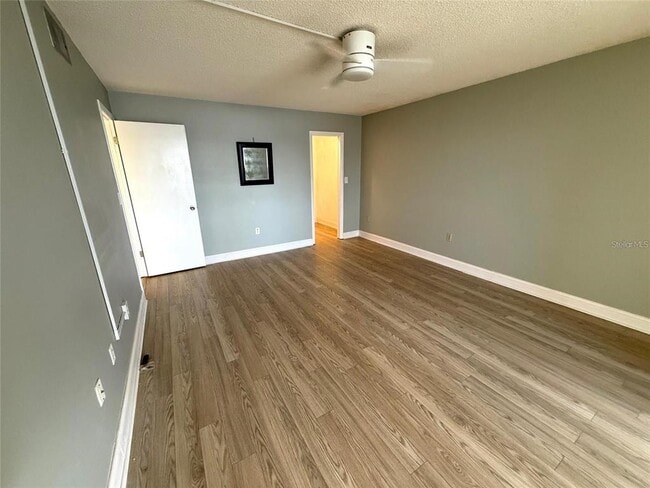 Building Photo - 4775 Cove Cir