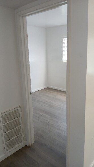 Building Photo - 190 W Alamo St