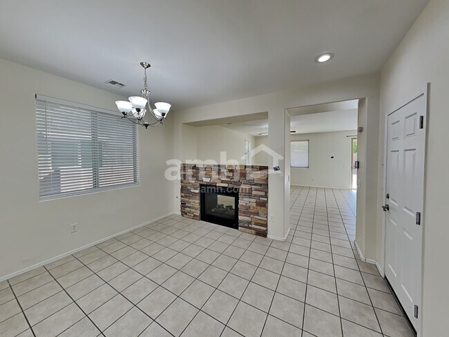 Building Photo - 207 W Calle Matraca