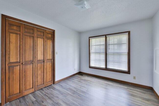 Building Photo - 4 BD, 2 BA Charming Brick Home in Dresden!