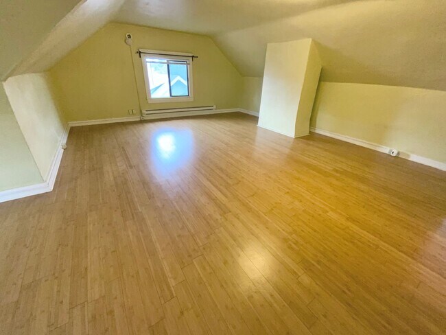 Building Photo - Unique Vintage 1 Bedroom 1 Bath Apartment ...