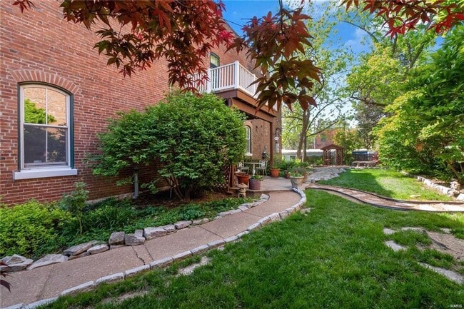 Building Photo - Lease this 2.5 story home in Historic Soulard