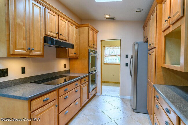 Building Photo - 320 Pine Tree Dr