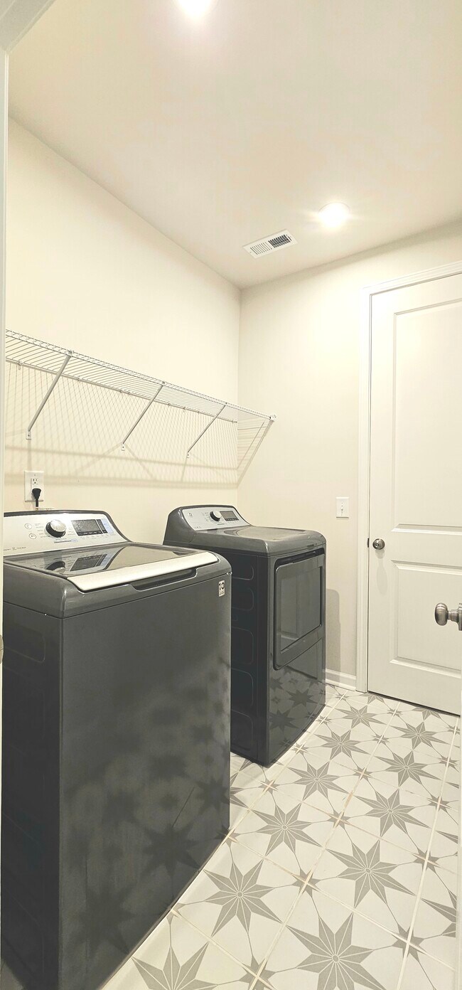 Building Photo - 904 Kinsey Aly