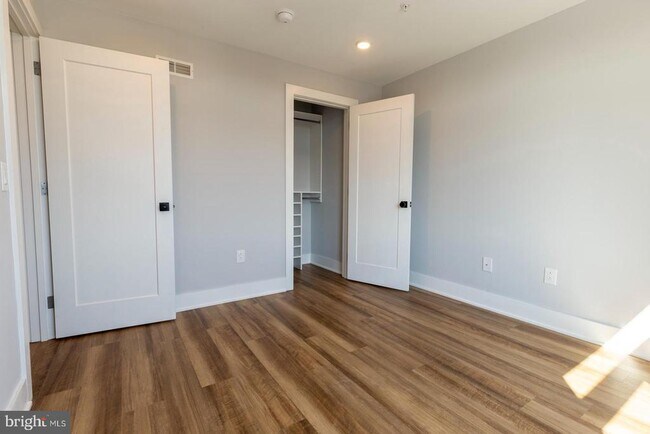 Building Photo - 3965 Lancaster Ave