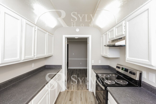 Building Photo - Feel like you are on vacation every day in this 4 bedroom, 3 bathroom home