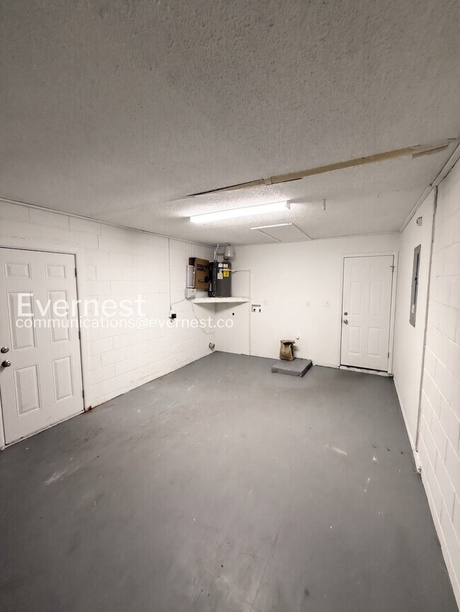 Building Photo - 3 Bed, 2 Bath Home with Spacious Yard and Attached Garage for Rent / Available Soon!