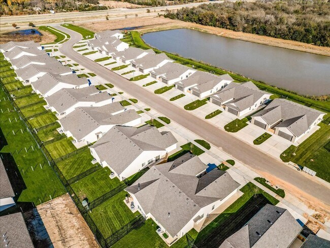 Building Photo - Auburn Villas-Maxine Plan