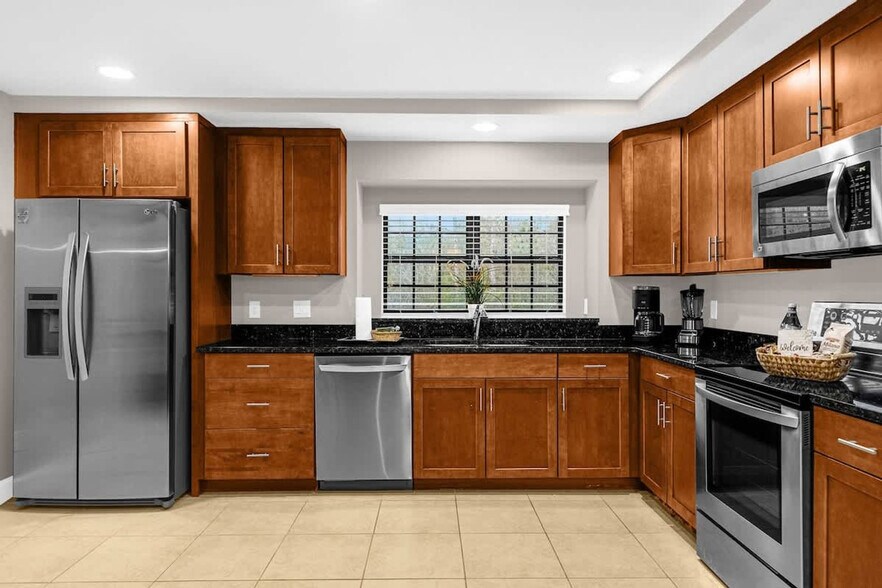 Building Photo - 14590 Damai Ln