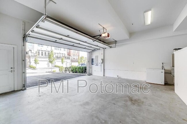 Building Photo - 10821 Symphony Park Dr