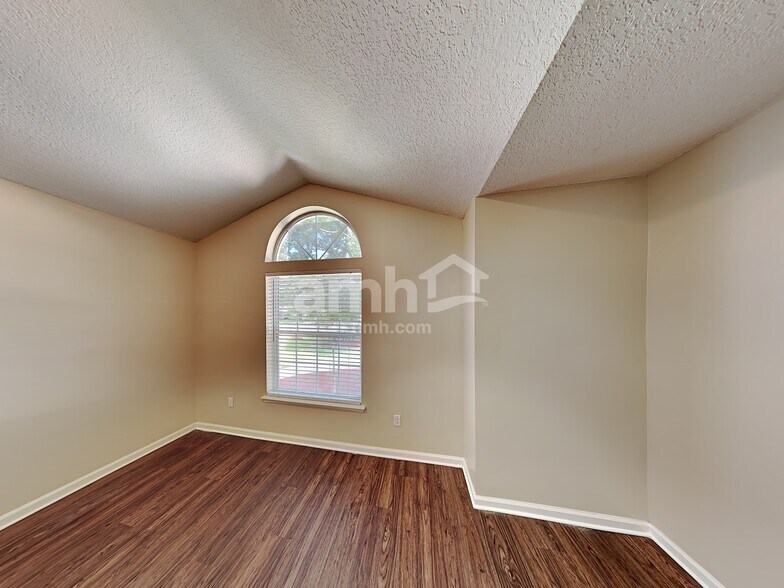 Building Photo - 805 Putters Green Way N