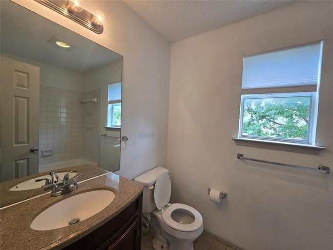 Building Photo - 807 Meadowcreek Dr