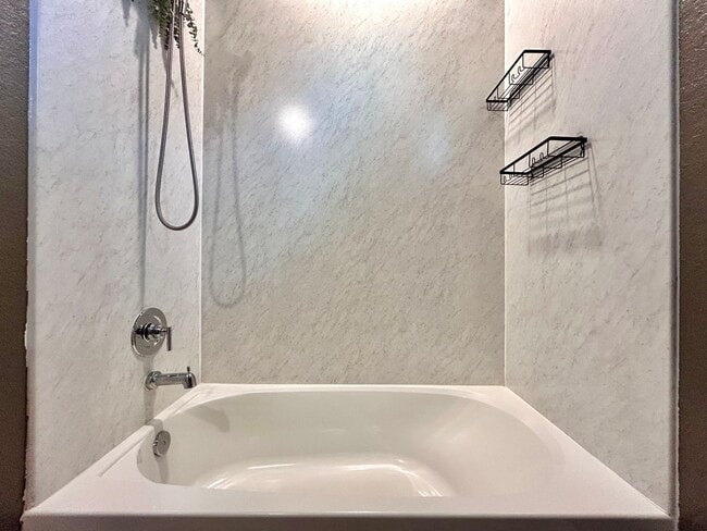 Building Photo - 401 Town Lk Bnd