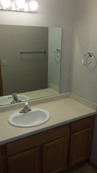 guest bathroom - 921 Pope Street