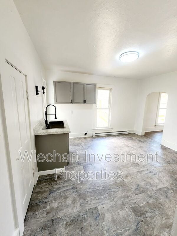 Building Photo - 931 1/2 W Wayne St