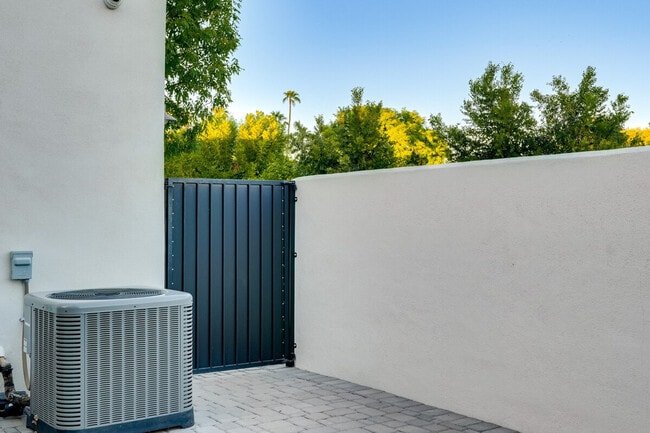 Building Photo - 8637 S Newberry Ln