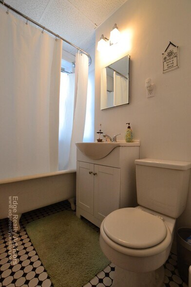 Building Photo - 264 Kelton St