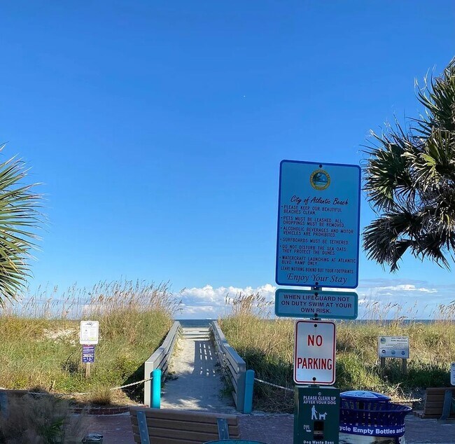 Building Photo - Atlantic Beach Gem!