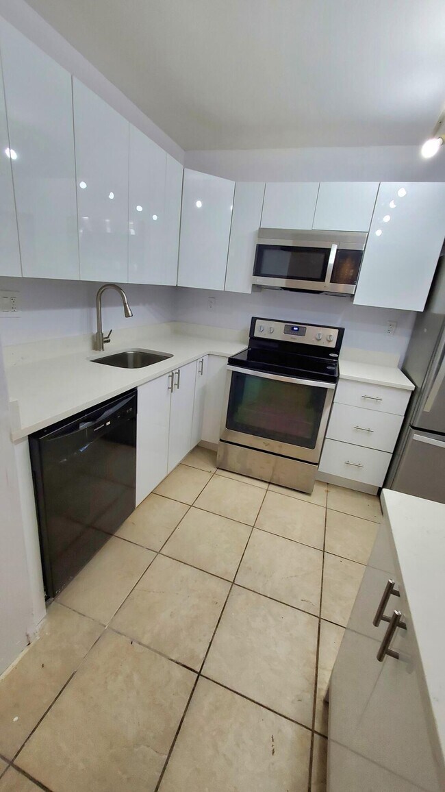 Building Photo - 721 N Pine Island Rd