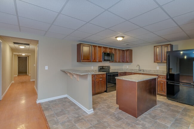 Building Photo - Huge 2 Homes in 1 with 2 full kitchens