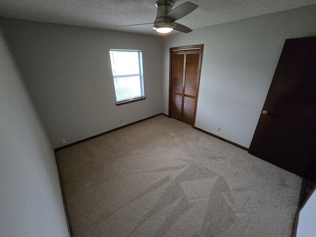 Building Photo - 425 Sunnyside Dr