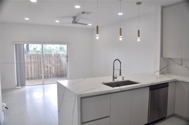 Building Photo - 8261 NW 107 Ct