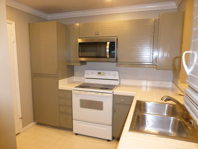 Kitchen - 7144 Dublin Meadows St