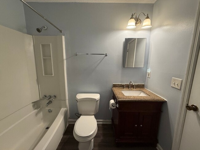 Building Photo - Freshly Painted 2Br 2Ba Duplex