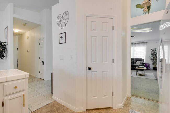Building Photo - Fully Furnished Single-Story Gem – Spaciou...
