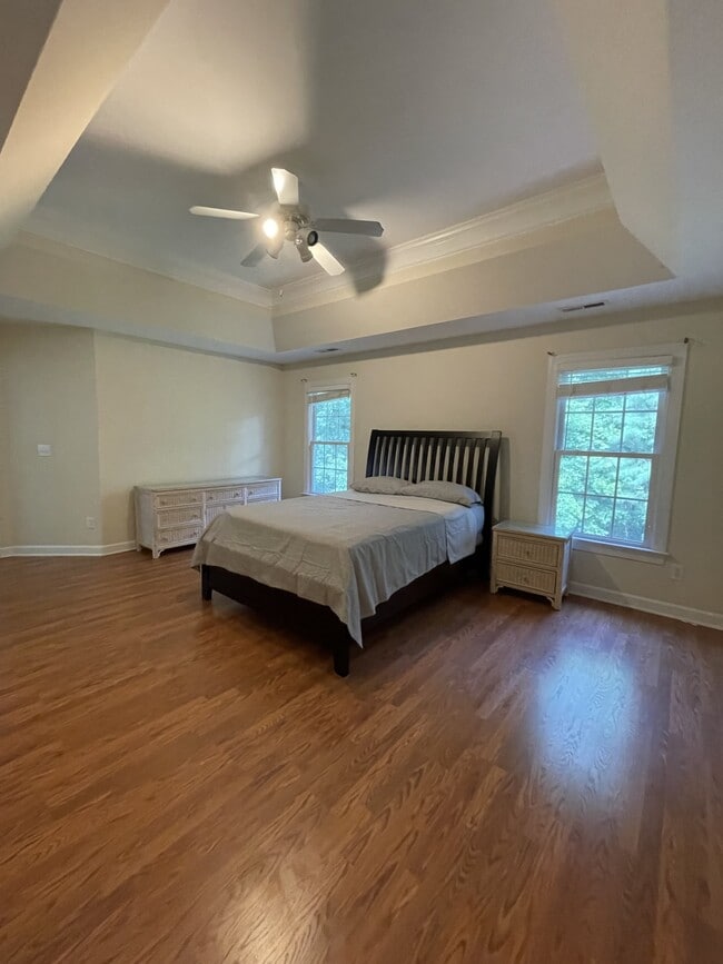 Building Photo - 5001 Paces Ferry Dr