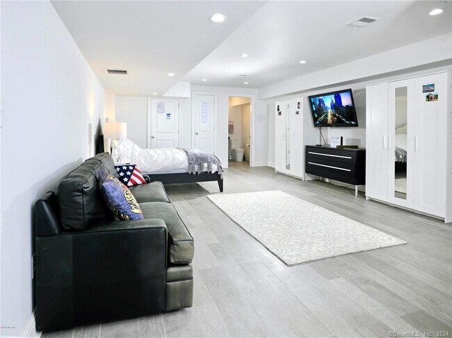 Building Photo - 1 Home Pl