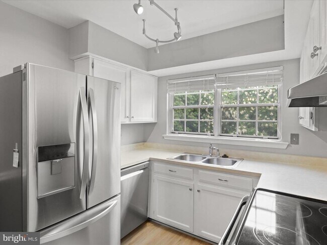 Building Photo - 7737 Inversham Dr